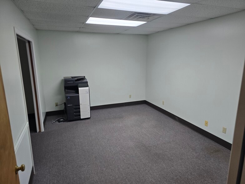 More Photos Of 91-195 Concord Plz, Saint Louis General Retail For Lease