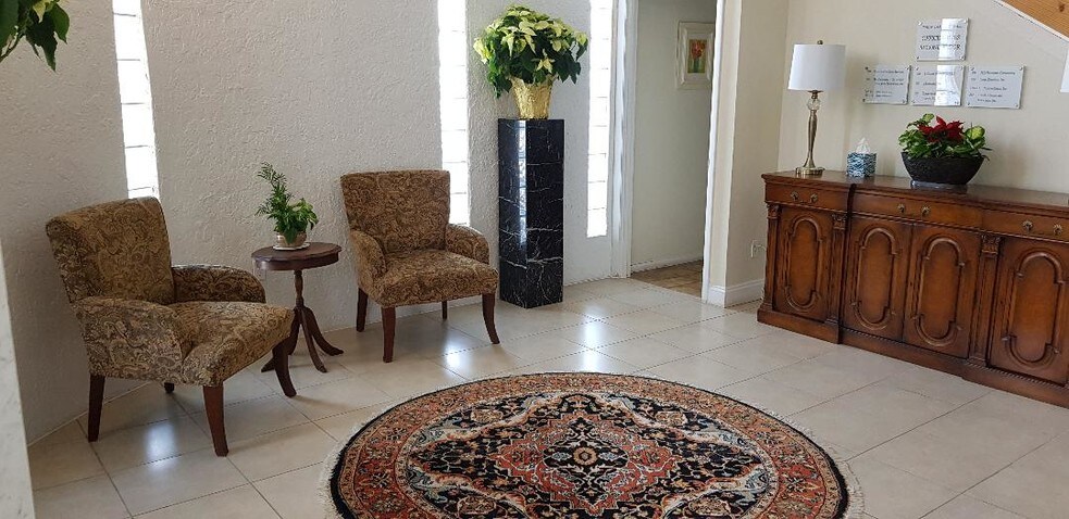 More Photos Of 7910 N Tamiami Trl, Sarasota Office For Lease