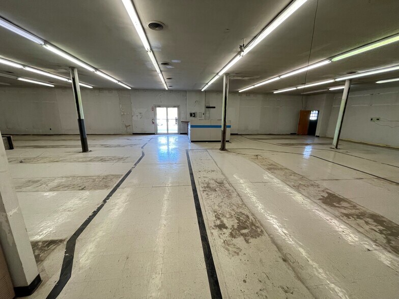 More Photos Of 130 W 3rd St, Waynesboro Light Distribution For Lease