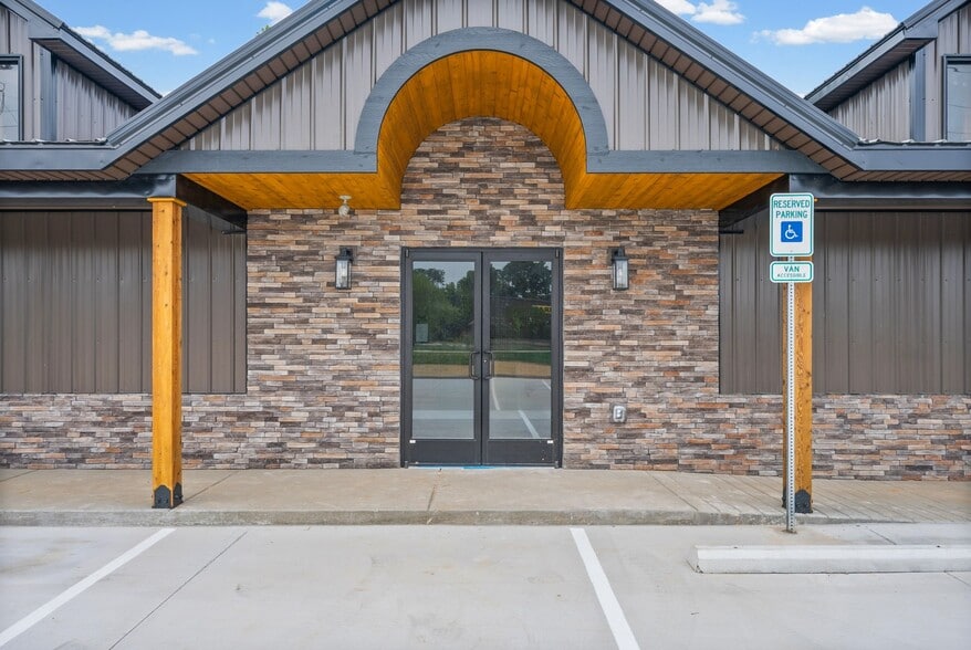 Primary Photo Of 1404 Dover Rd, Clarksville Office For Lease