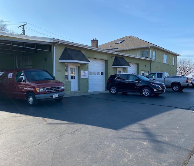 More Photos Of 7041 Willow Springs Rd, Countryside Office For Lease