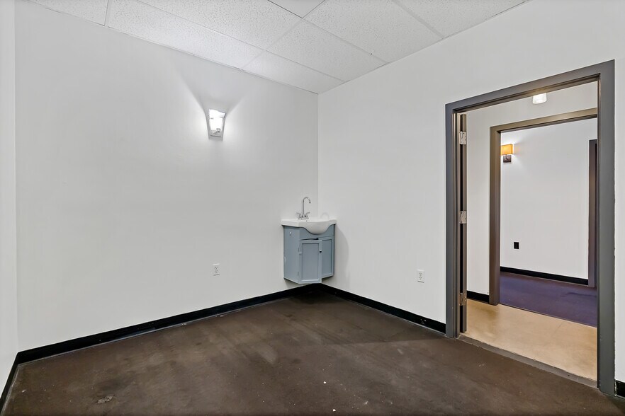 More Photos Of 2501 Racquet Ln, Yakima Health Club For Lease