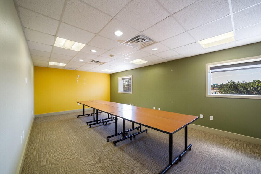 More Photos Of 302 Casa Blanca St, San Antonio Warehouse For Sale