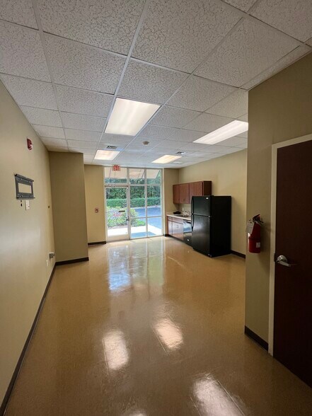 More Photos Of 550 Long Point Rd, Mount Pleasant Medical For Lease