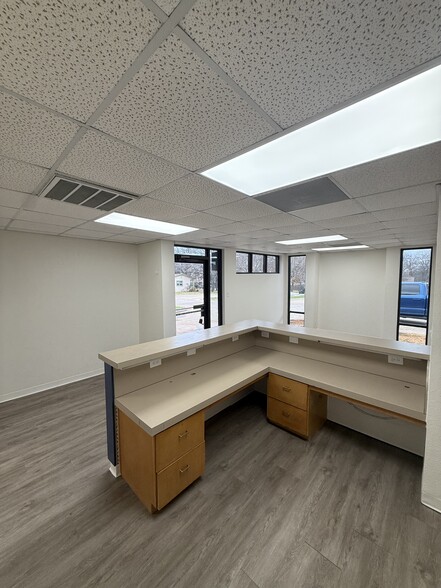 More Photos Of 2401 W Green Oaks Blvd, Arlington Office For Lease