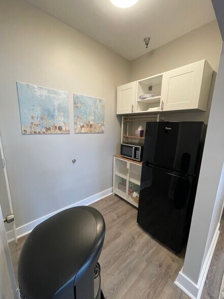 More Photos Of 6478 Putnam Ford Dr, Woodstock Office For Lease