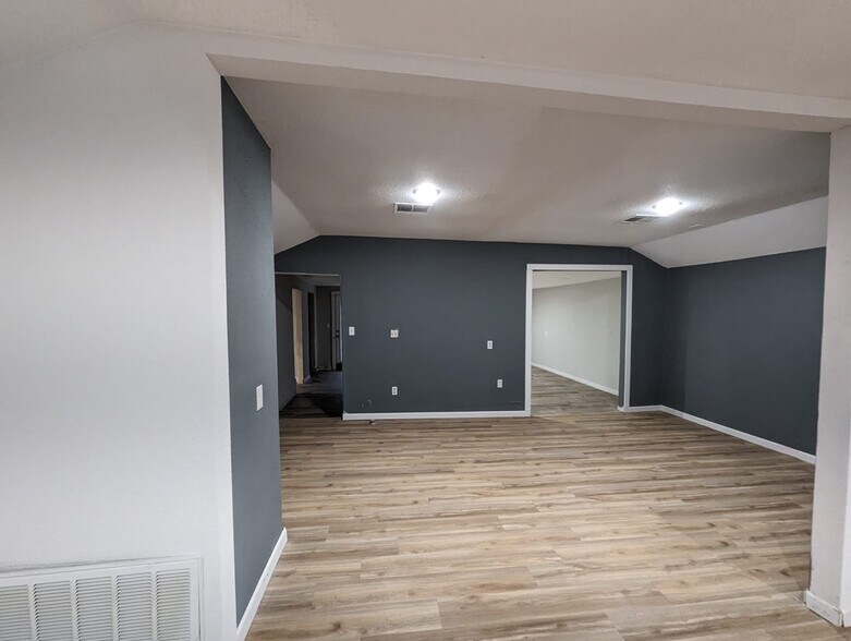 More Photos Of 804 W 2nd St, Taylor Storefront Retail Office For Lease