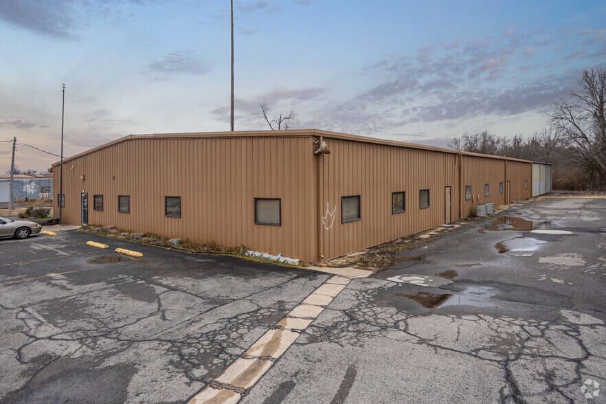 More Photos Of 1401-1409 W Shawnee, Muskogee Manufacturing For Sale