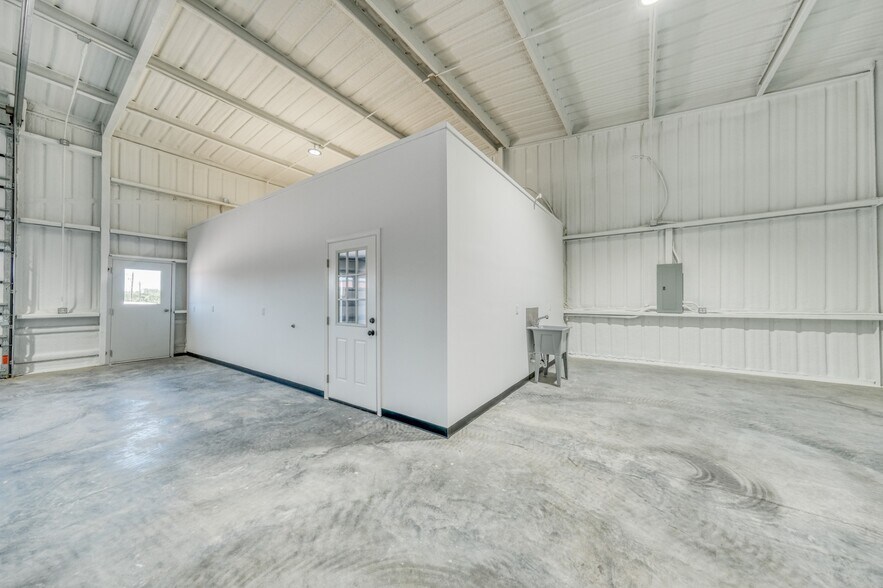 More Photos Of 109 Bennett Hills Dr, Weatherford Warehouse For Sale