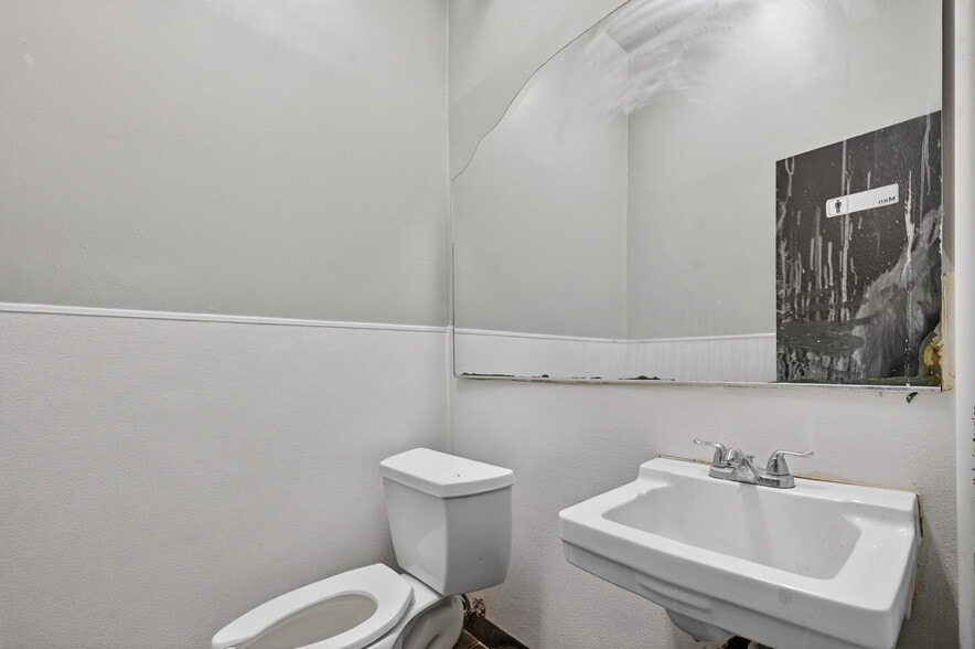 More Photos Of 3413 Herring Ave, Irving Funeral Home For Lease