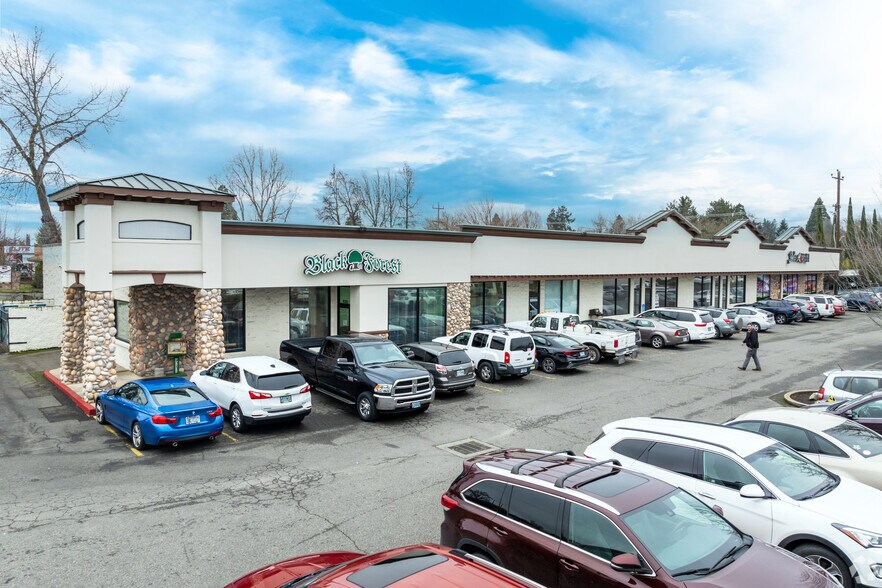 More Photos Of 820 NE E St, Grants Pass Storefront Retail Office For Sale