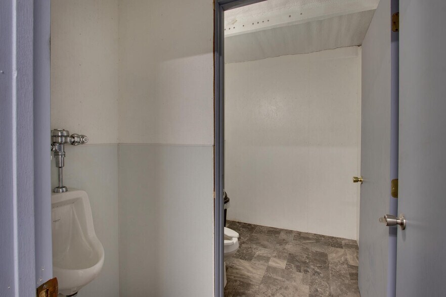 More Photos Of 25137 Outer Road 27, Wayland Auto Repair For Lease