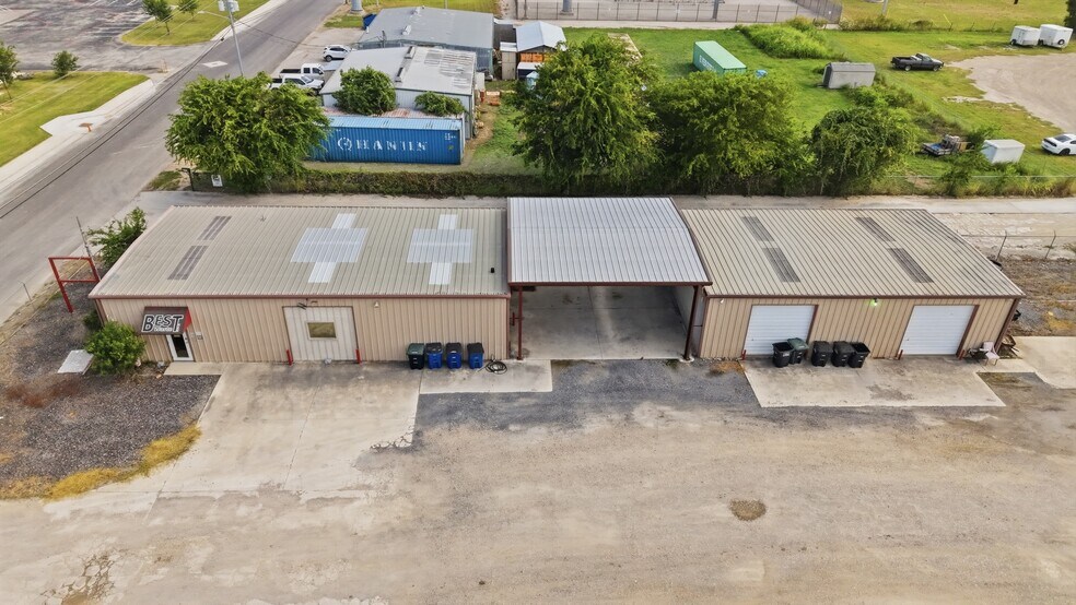 More Photos Of 2476 N Heideke St, Seguin Industrial For Sale