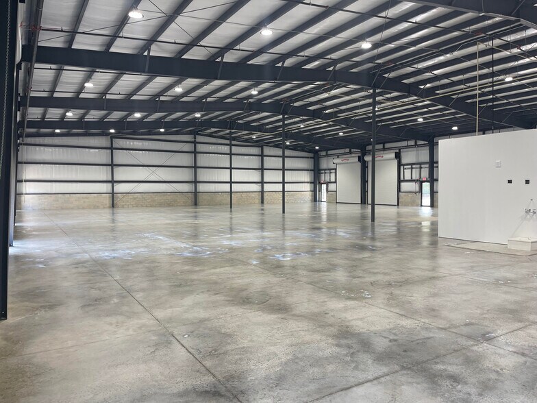 More Photos Of 730 Parque Dr, Ormond Beach Warehouse For Lease