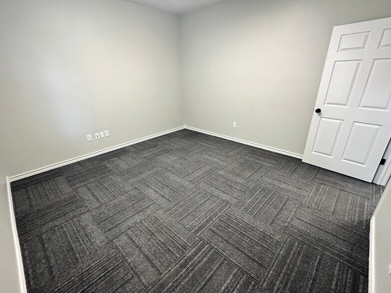 More Photos Of 4102 Richmond Mdws, Texarkana Medical For Sale