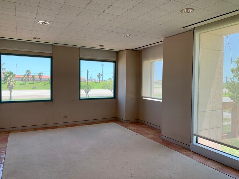 More Photos Of 1024 Texas Yes Blvd, Robstown Office For Sale