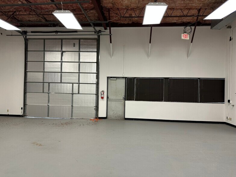 More Photos Of 10595 Westoffice Dr, Houston Light Distribution For Lease