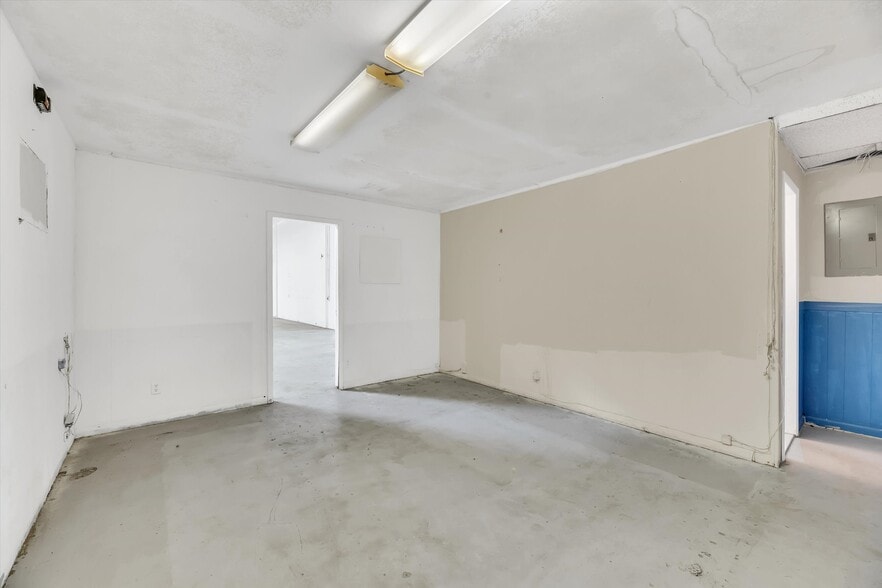 More Photos Of 224 NE 32nd Ct, Oakland Park Warehouse For Sale