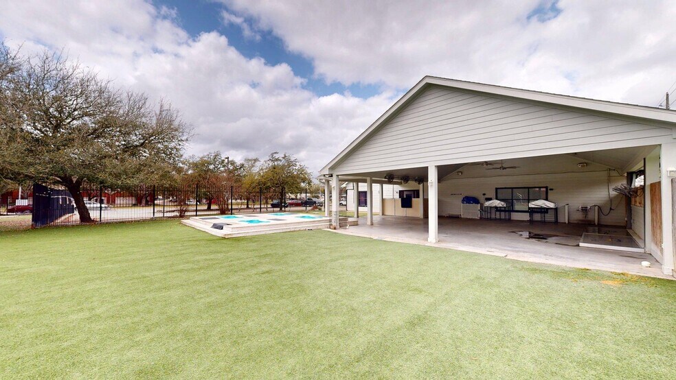 More Photos Of 3663 S Dairy Ashford Rd, Houston Veterinarian Kennel For Sale