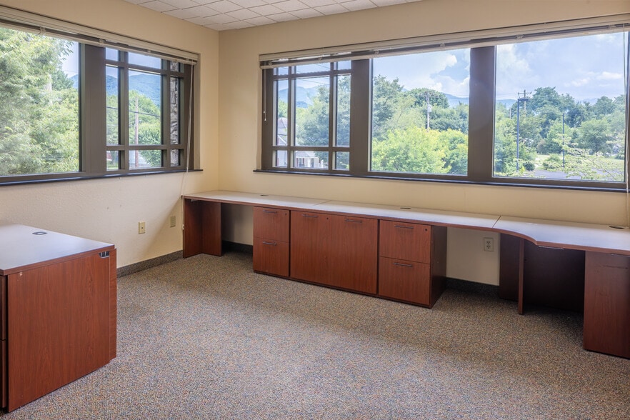 More Photos Of 172 Riverbend St, Waynesville Manufacturing For Lease