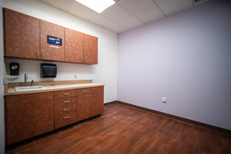 More Photos Of 10240 W Indian School Rd, Phoenix Medical For Lease