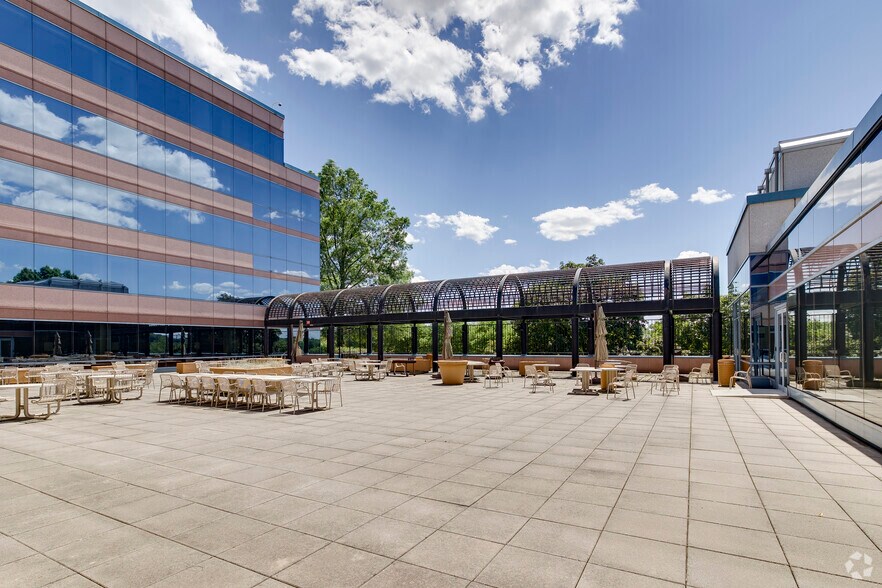 More Photos Of 15000 Conference Center Dr, Chantilly Office For Lease