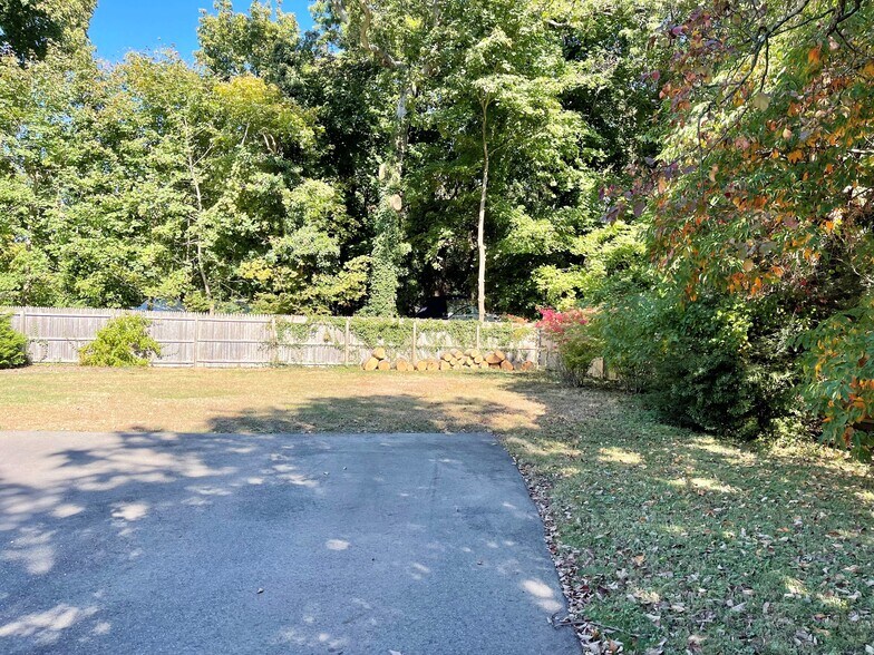 More Photos Of 77 Boulevard Ave, Greenlawn Apartments For Lease