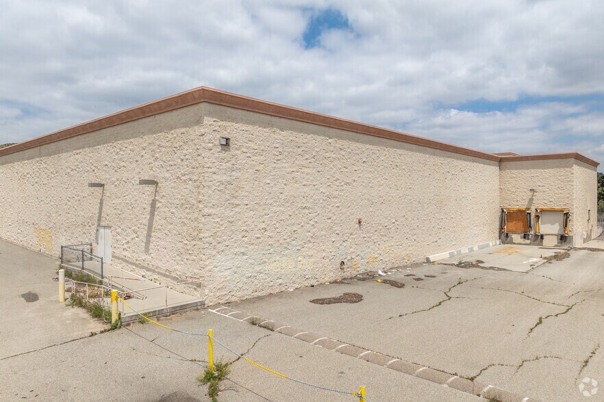 More Photos Of 8310 Limonite Ave, Riverside Supermarket For Lease