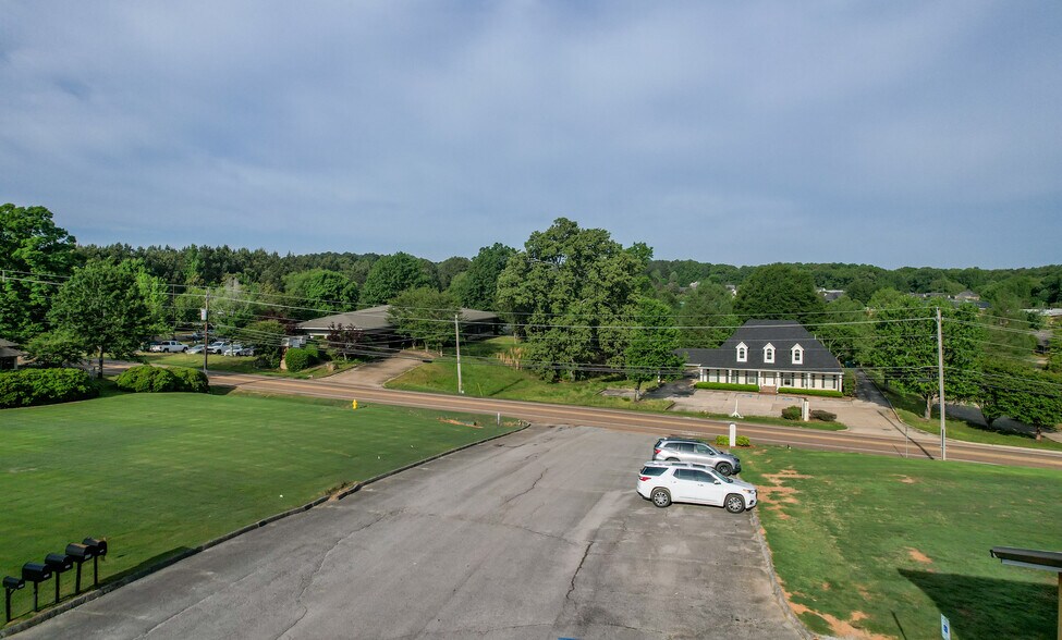 More Photos Of 2889 S Lamar Blvd, Oxford Flex For Sale