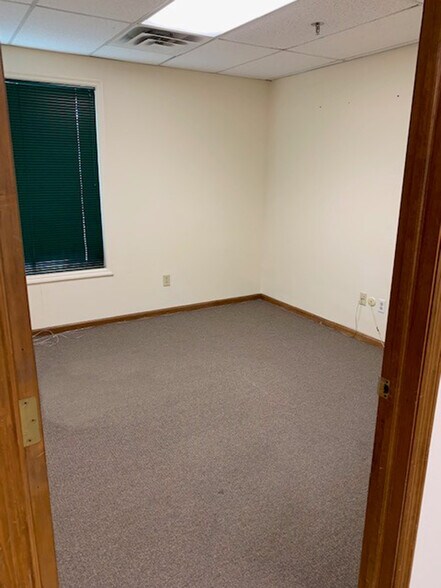 More Photos Of 6111-6117 Maxtown Rd, Westerville Warehouse For Lease