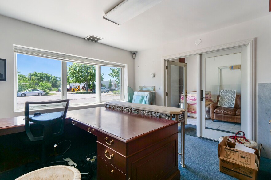 More Photos Of 1 Mariner Dr, Southampton Warehouse For Lease