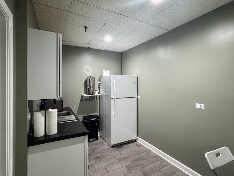 More Photos Of 2020 Dean St, St Charles Office For Sale