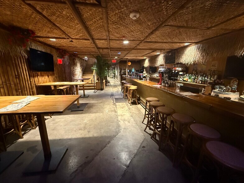 More Photos Of 1621-1623 Main St, Columbia Storefront For Sale