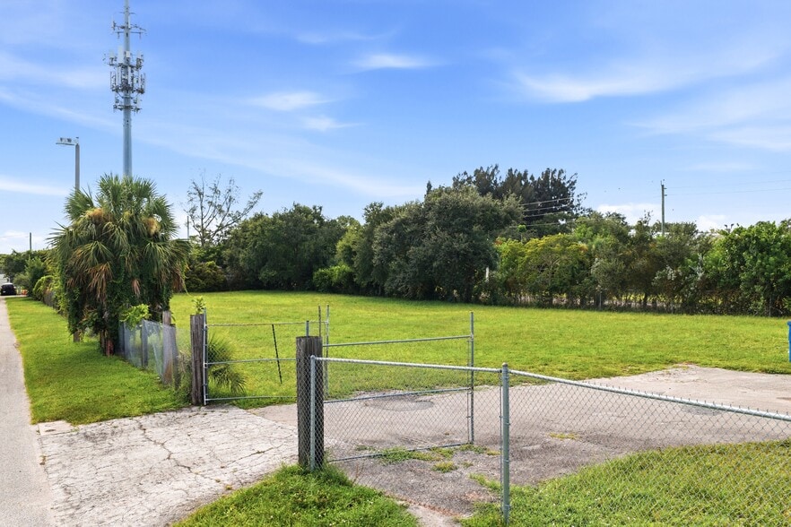 More Photos Of 2422 N Military Trl, West Palm Beach Warehouse For Sale