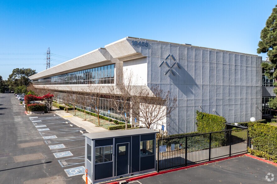 More Photos Of 18455 S Figueroa St, Gardena Research And Development For Lease