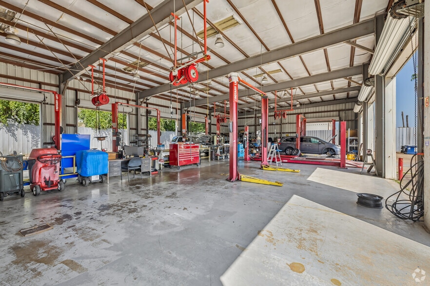 More Photos Of 11239 Veterans Memorial Dr, Houston Auto Repair For Sale