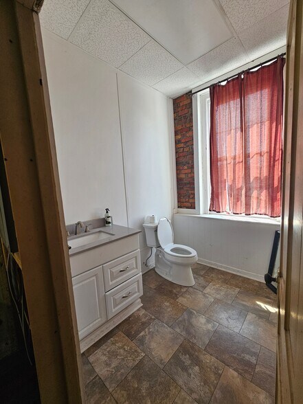 More Photos Of 101 E Trade St, Sanford Storefront Retail Office For Lease