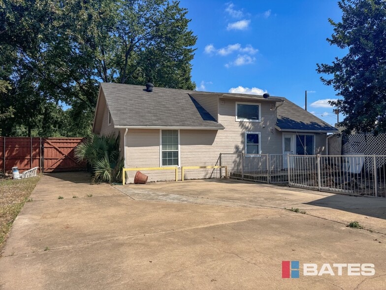 More Photos Of 7712 Ronnie Dr, Dallas Warehouse For Sale