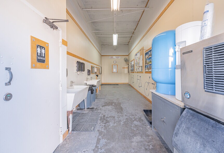More Photos Of 4451 8th Ave S, Saint Petersburg Manufacturing For Lease