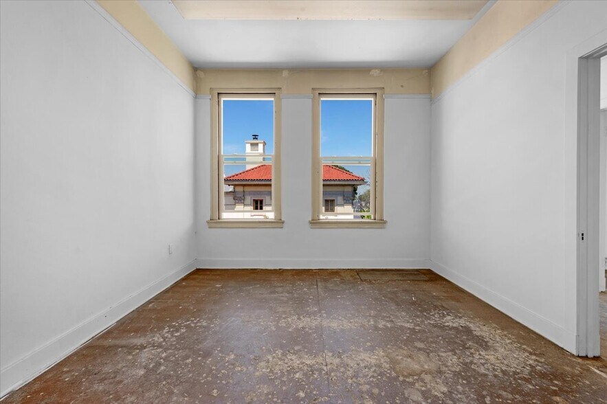 More Photos Of 100 W 7th St, Hanford Storefront Retail Office For Sale