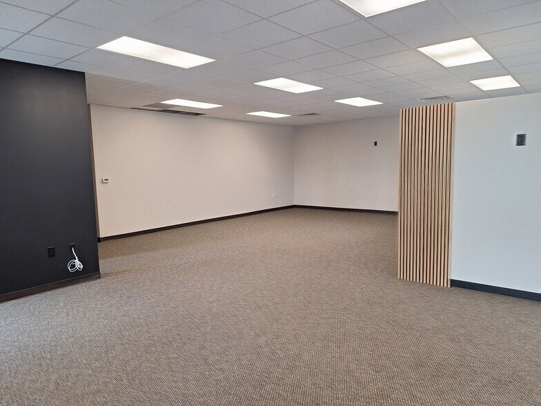 More Photos Of 1800 W Mason St, Green Bay Office For Sale