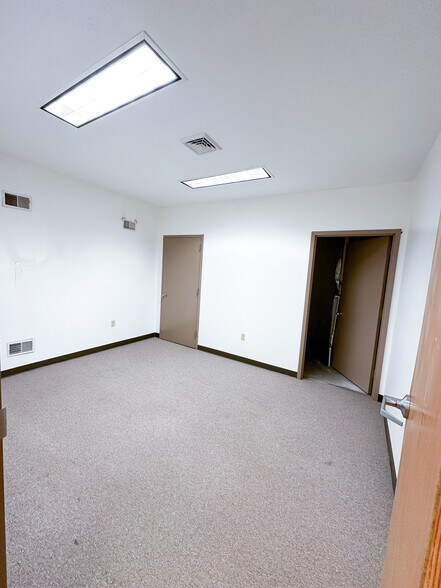 More Photos Of 8100 Ohio River Blvd, Emsworth Office For Lease