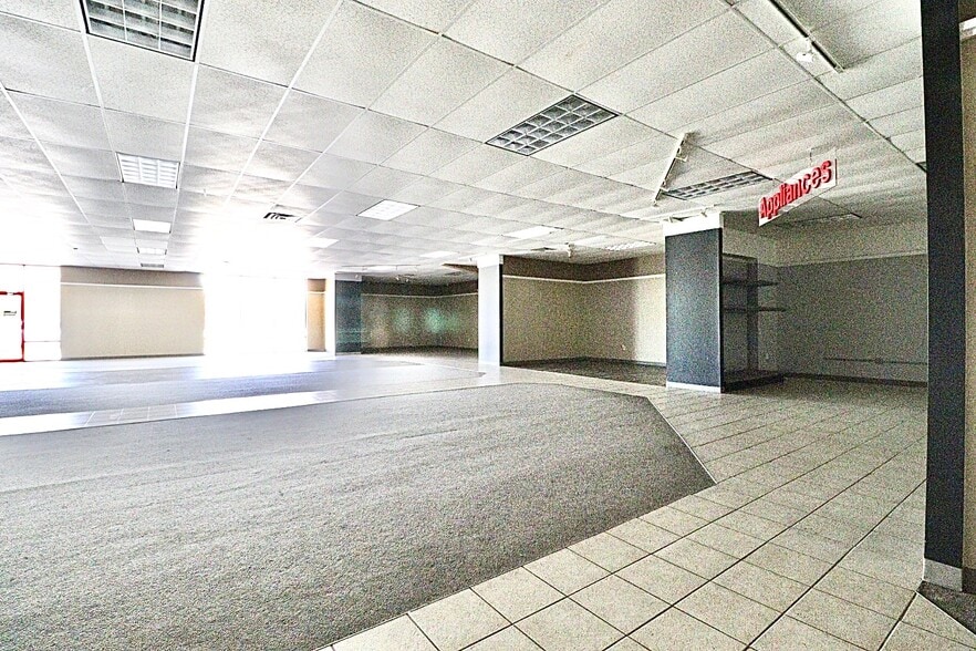 More Photos Of 1450 W Marion Ave, Lake Park Freestanding For Lease