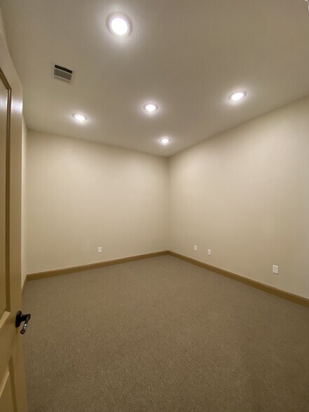 More Photos Of 2200 N AW Grimes, Round Rock Medical For Lease