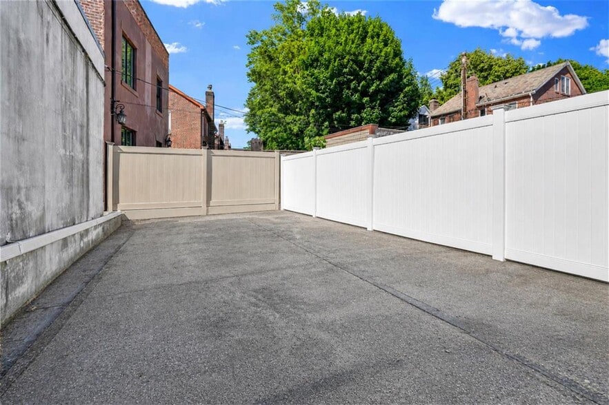 More Photos Of 10717 Metropolitan Ave, Forest Hills Flex For Sale