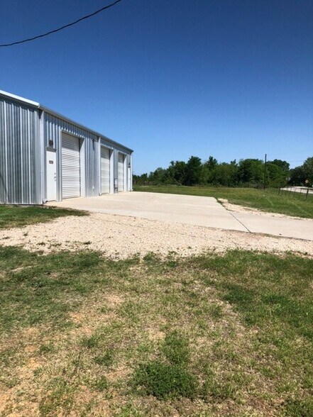 More Photos Of 1009 Old Plantersville, Montgomery Warehouse For Lease