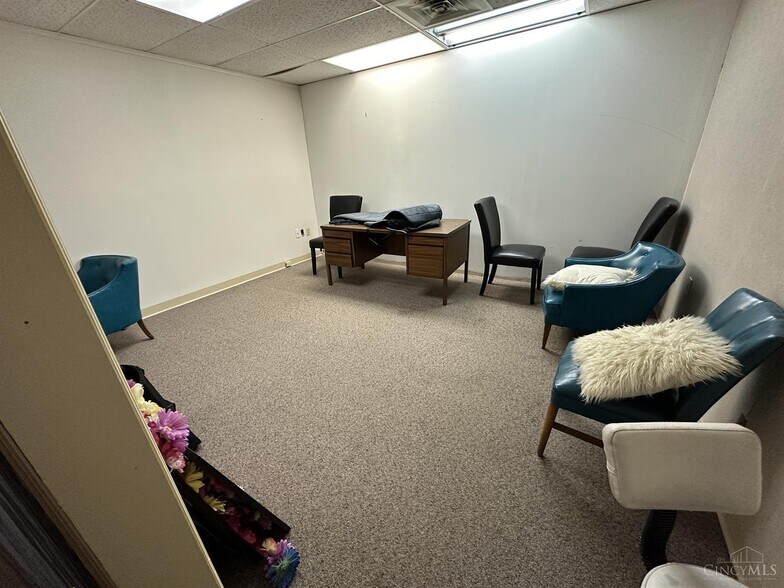 More Photos Of 2010-2040 Anderson Ferry Rd, Cincinnati Unknown For Lease