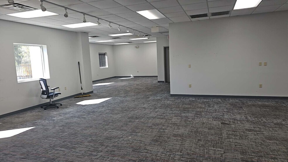 More Photos Of 6358 Pinemont Dr, Houston Showroom For Lease