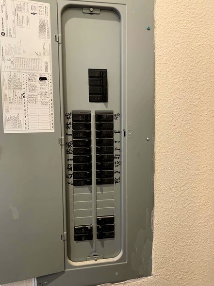 More Photos Of 127 Lewis St, San Antonio Office For Sale