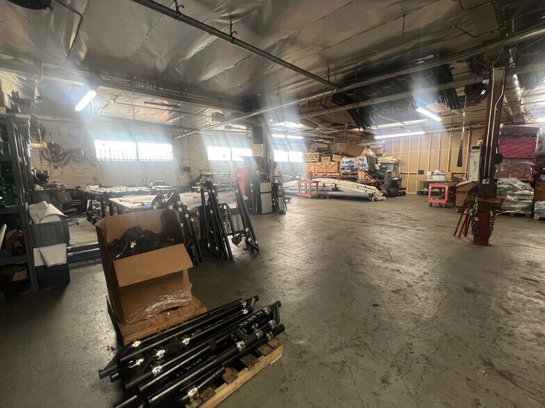 More Photos Of 709-711 W Ivy St, Glendale Warehouse For Lease